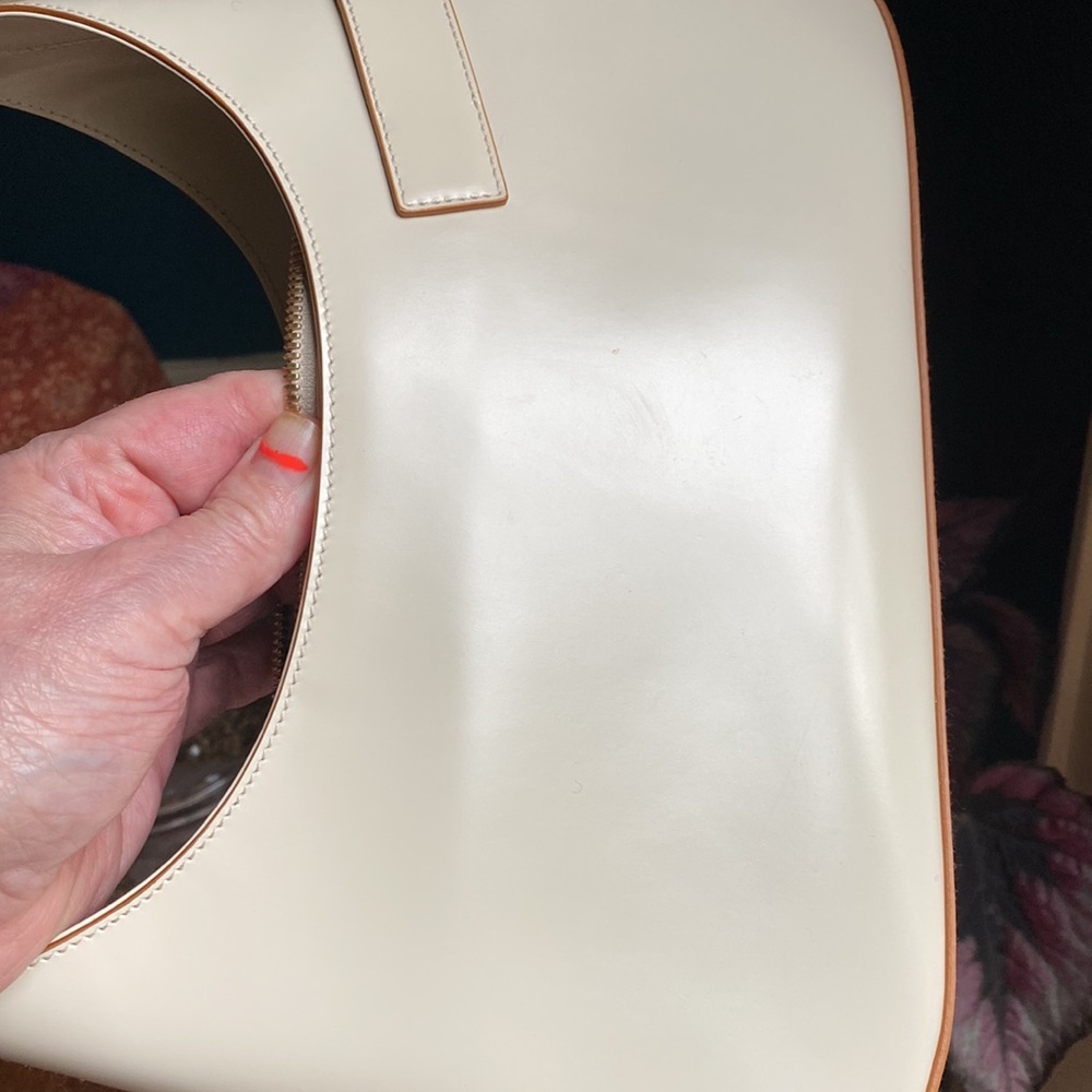 Salvatore Ferragamo cream leather handbag. - Picture 7 of 11